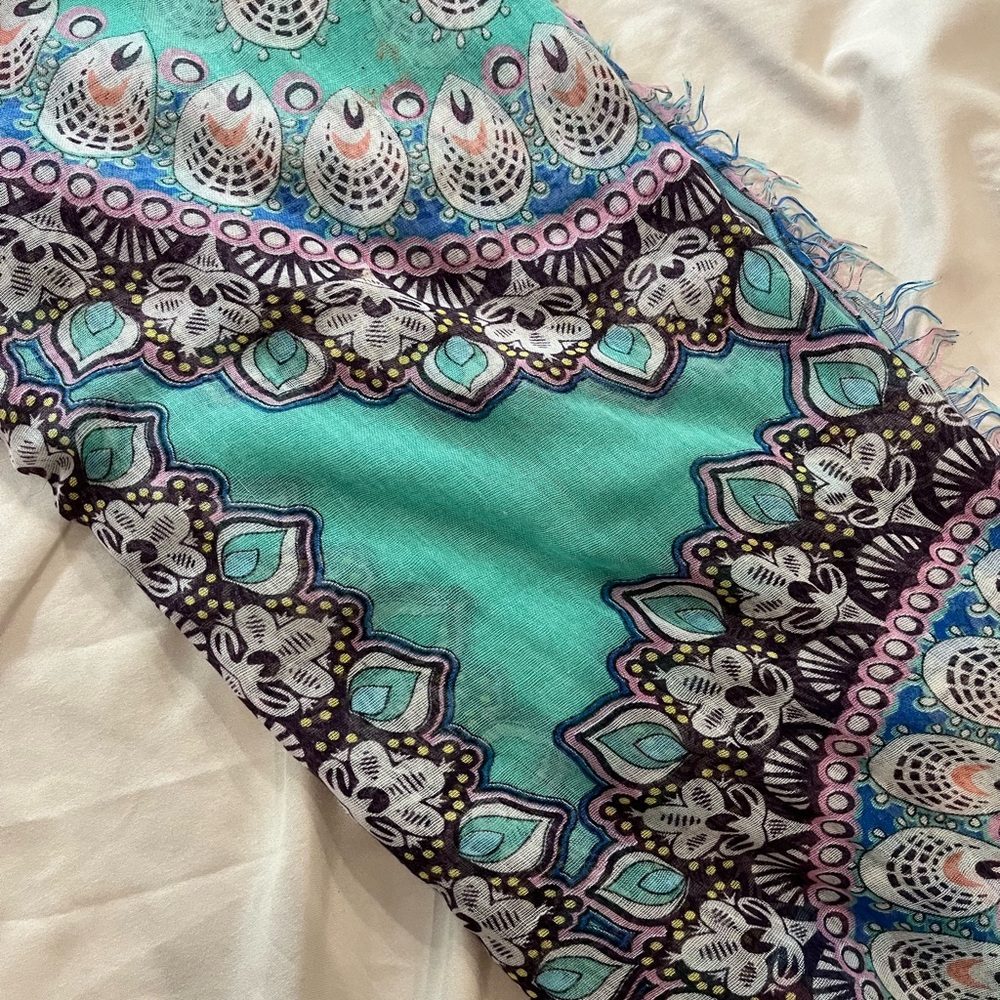 patterned scarf - Picture 3 of 3
